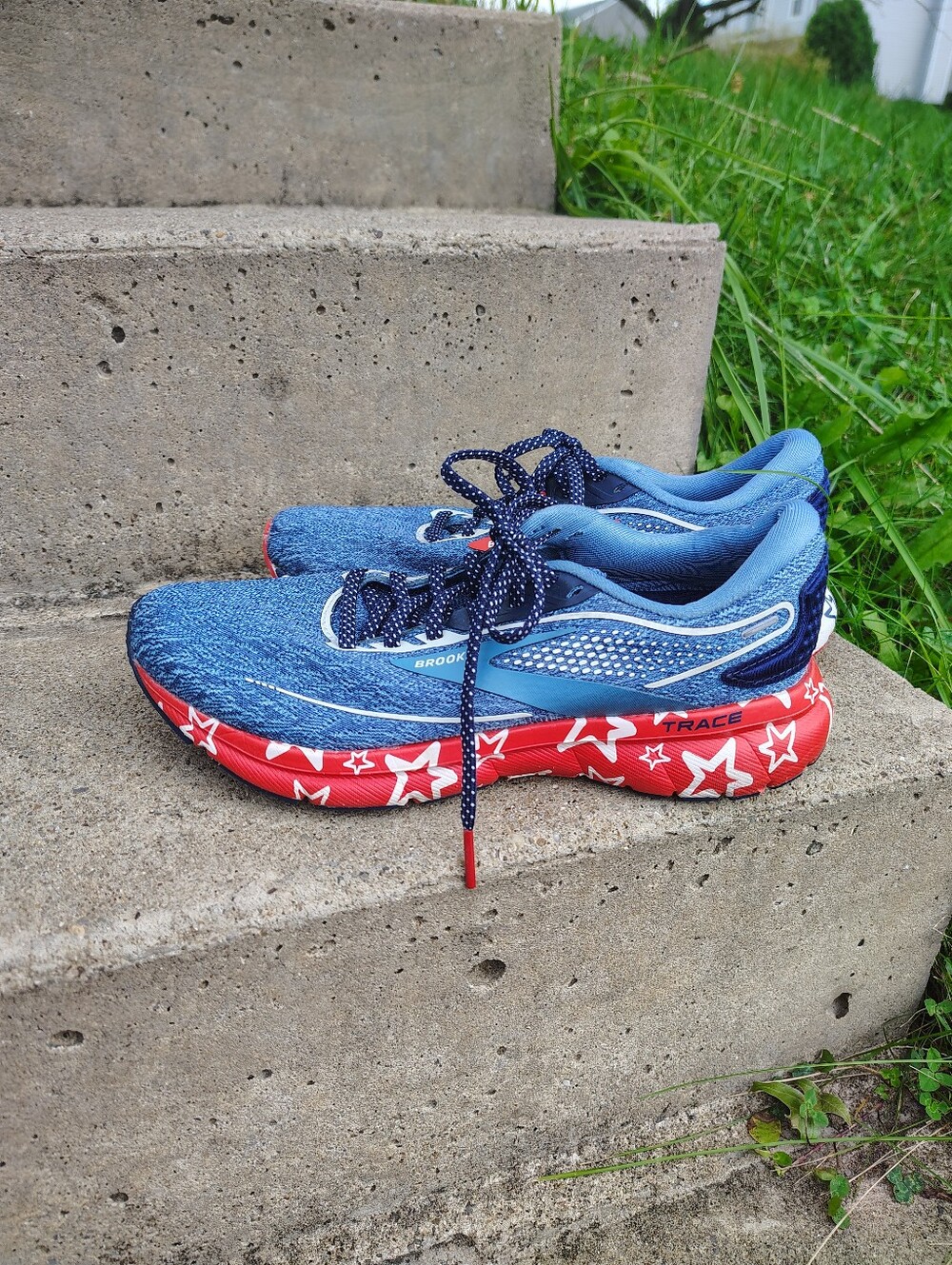 Brooks Trace 2 Run USA Patriotic Stars Running Shoes Womens Size 6.5 Blue Red